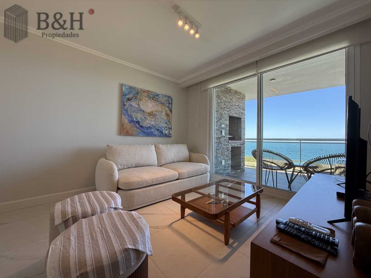 Apartamento en Pinares con Parrillero primera linea punta del este