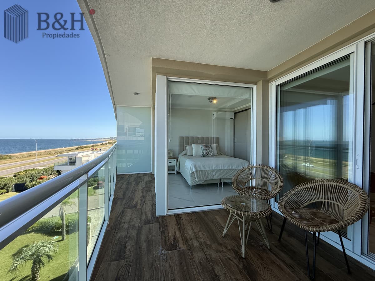 Apartamento en Pinares con Parrillero primera linea punta del este