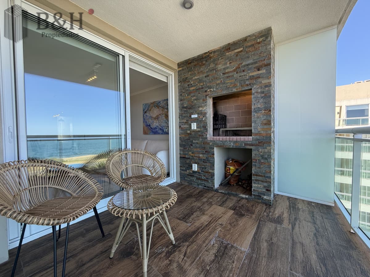 Apartamento en Pinares con Parrillero primera linea punta del este