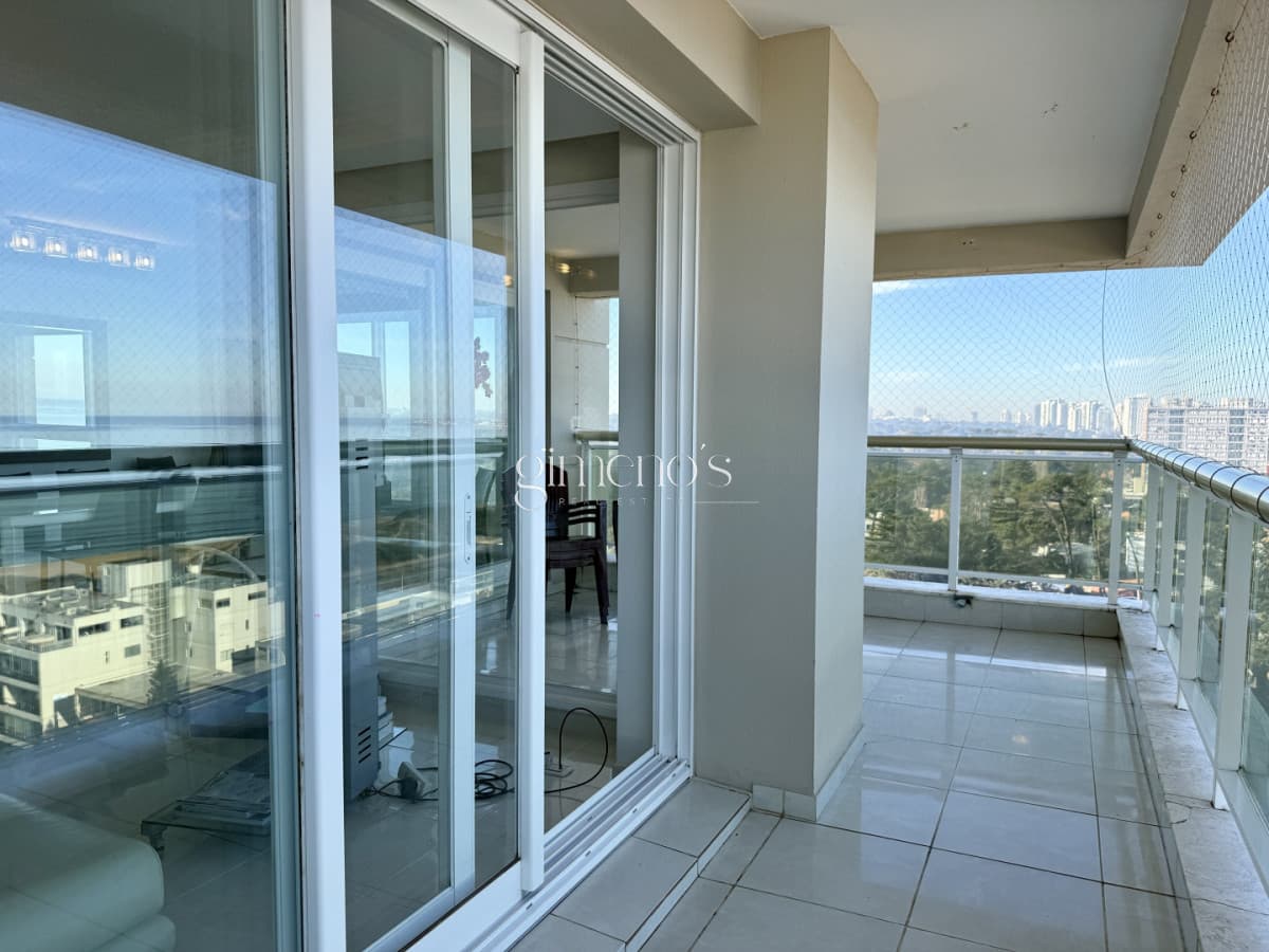 Apartamento en Venta en Le Jardin - Primera Linea de Playa Mansa - Punta del Este