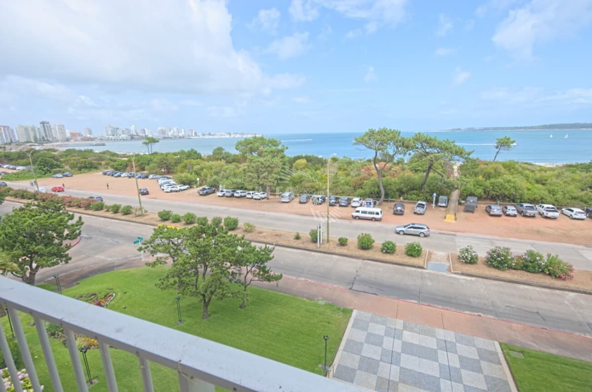 Apartamento en alquiler anual - Playa Mansa - 2 Dormitorios y dependencia