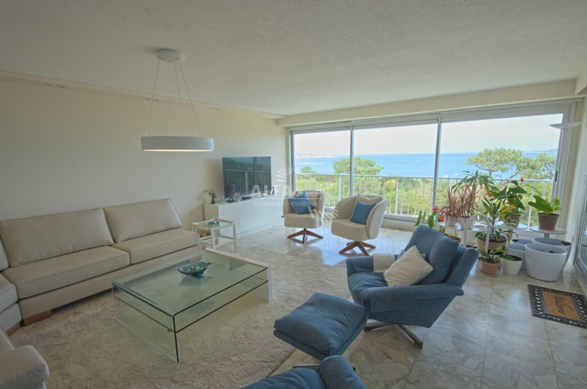 Apartamento en alquiler anual - Playa Mansa - 2 Dormitorios y dependencia