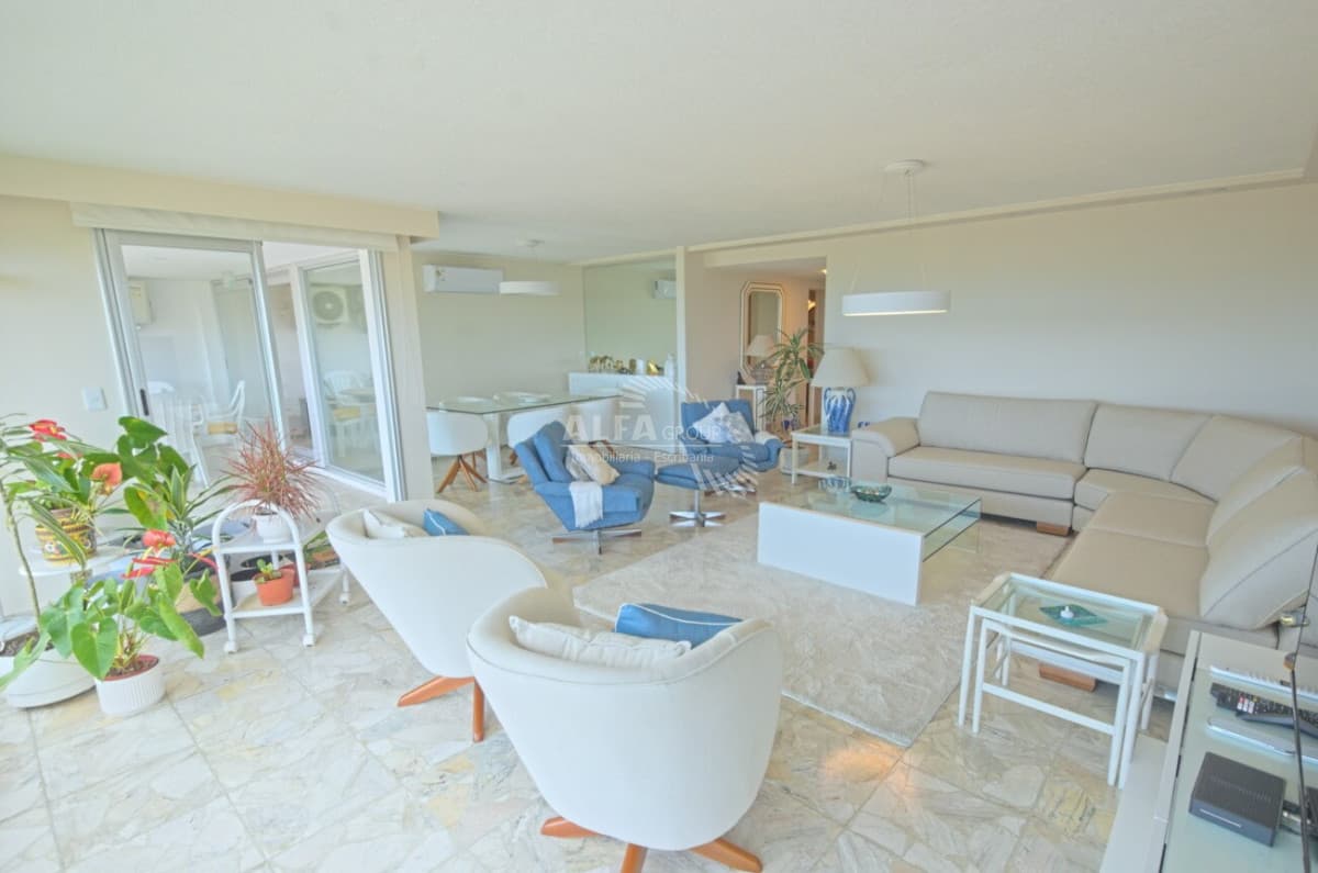 Apartamento en alquiler anual - Playa Mansa - 2 Dormitorios y dependencia
