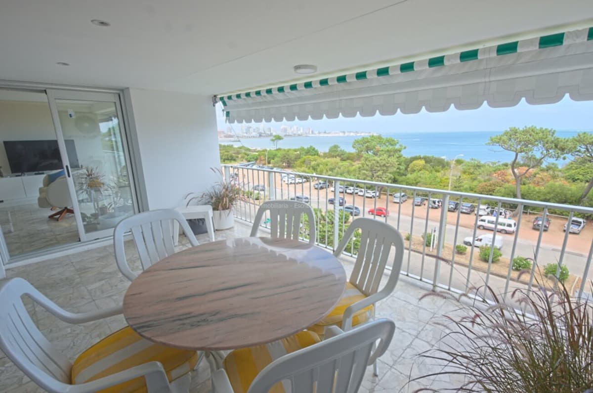 Apartamento en alquiler anual - Playa Mansa - 2 Dormitorios y dependencia