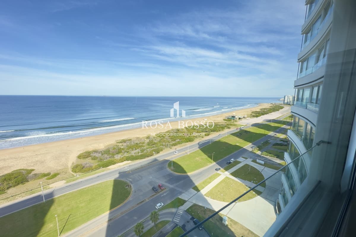 Apartamento de 3 dormitorios en torre de categoría - Primera línea de la Brava