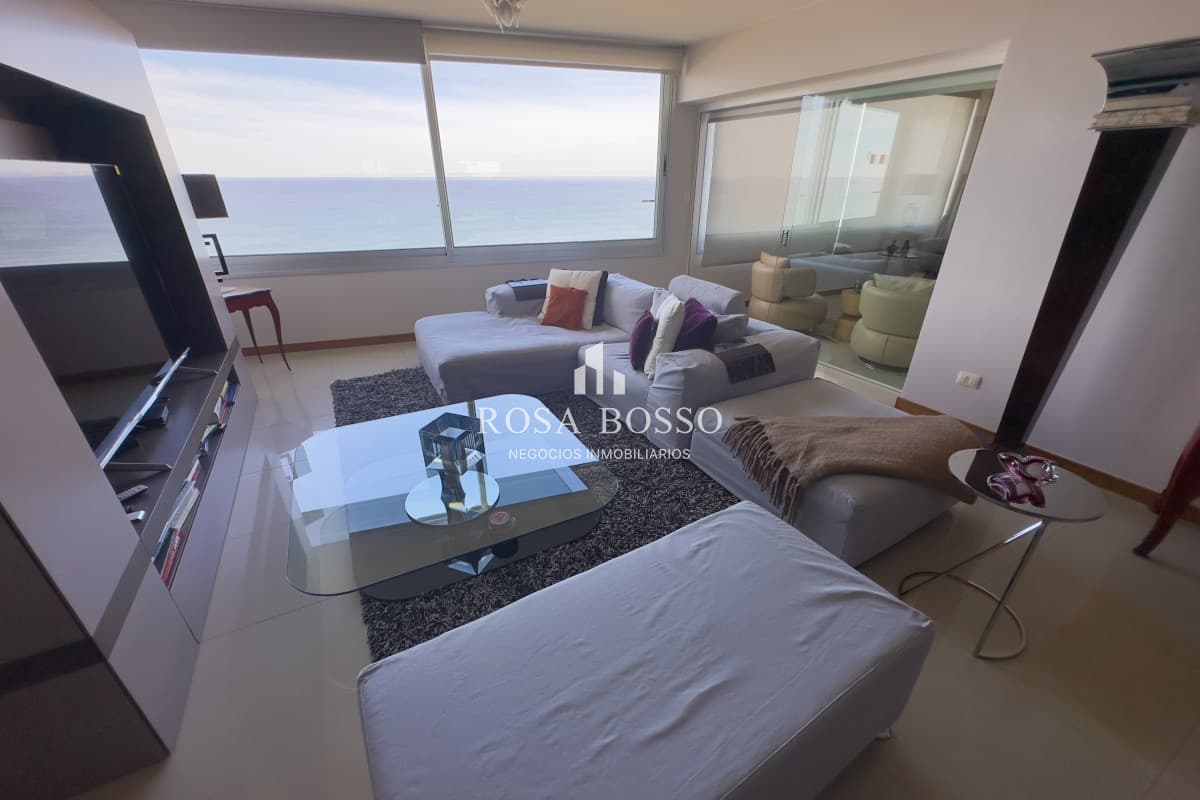 Apartamento de 3 dormitorios en torre de categoría - Primera línea de la Brava