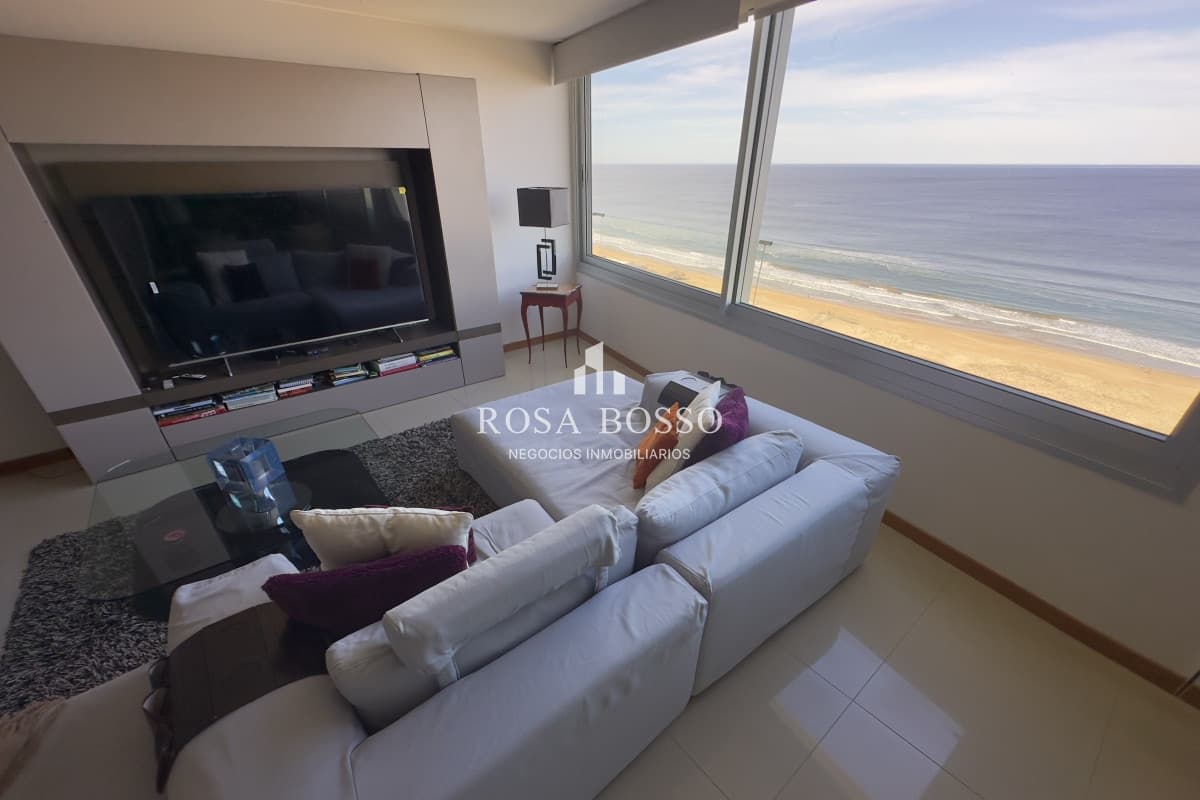 Apartamento de 3 dormitorios en torre de categoría - Primera línea de la Brava