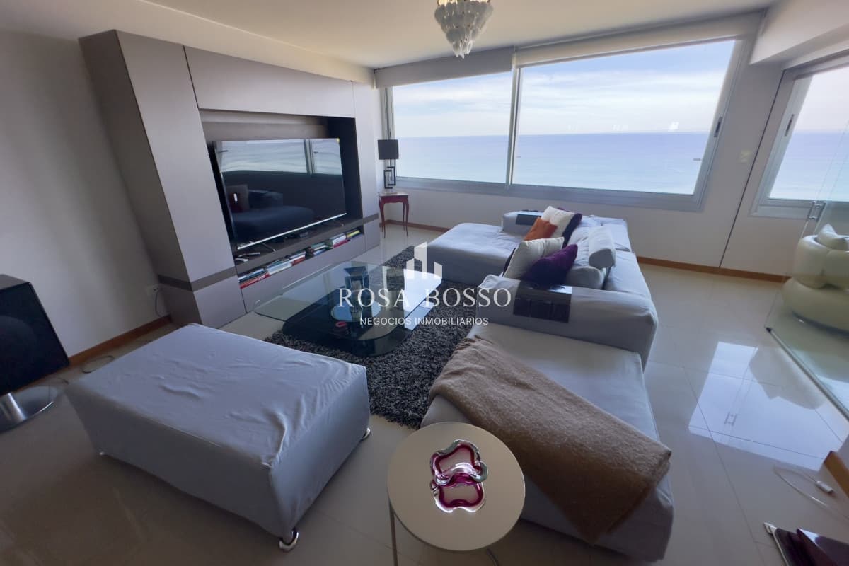 Apartamento de 3 dormitorios en torre de categoría - Primera línea de la Brava