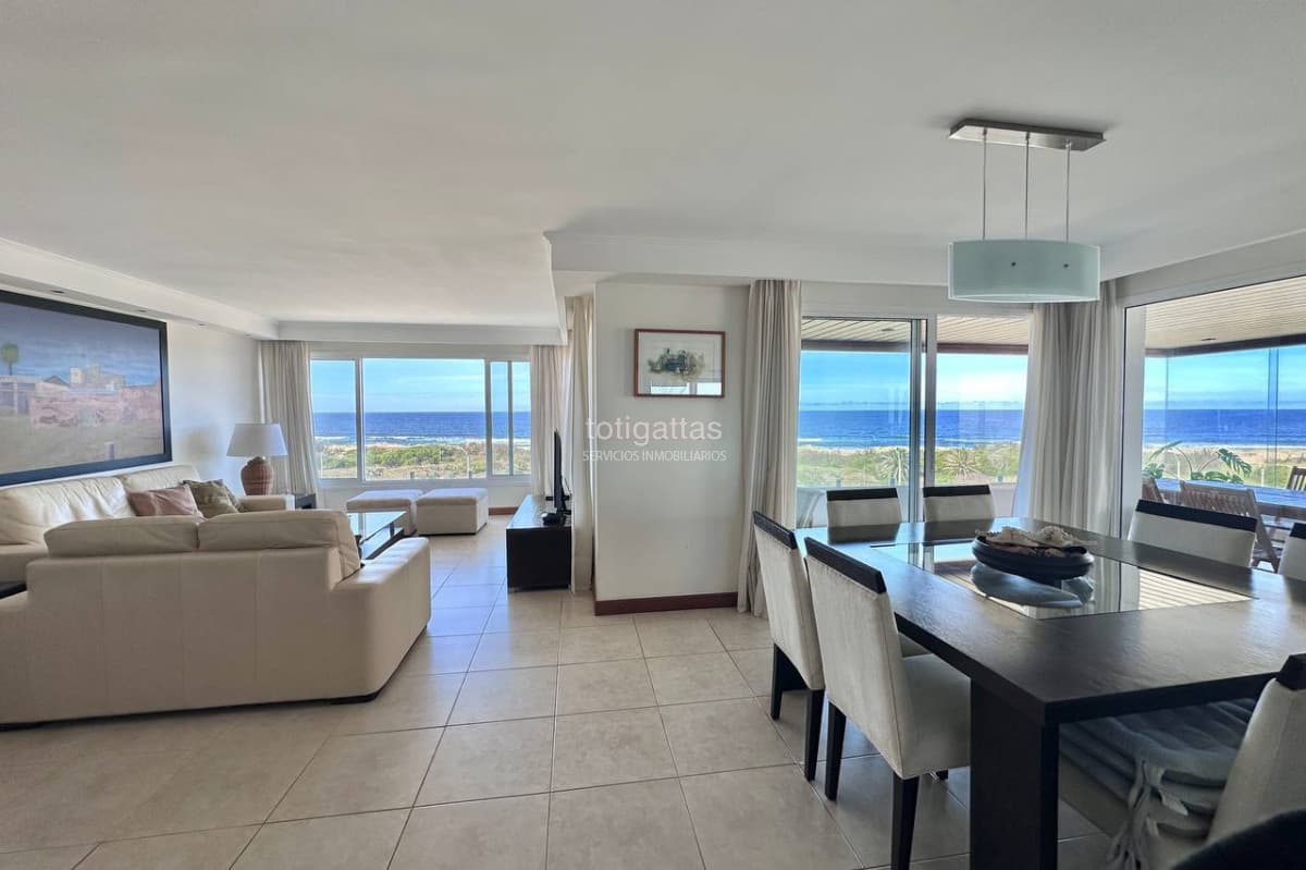 Penthouse en Playa Brava frente al mar en alquiler