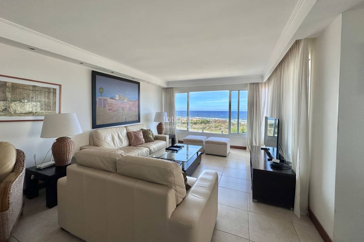 Penthouse en Playa Brava frente al mar en alquiler