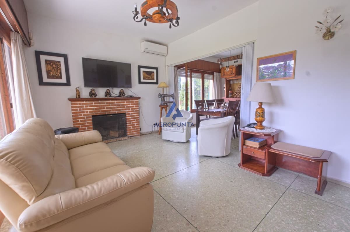 Casa en alquiler Punta del Este playa Mansa, 2 dormitorios y parrillero  -