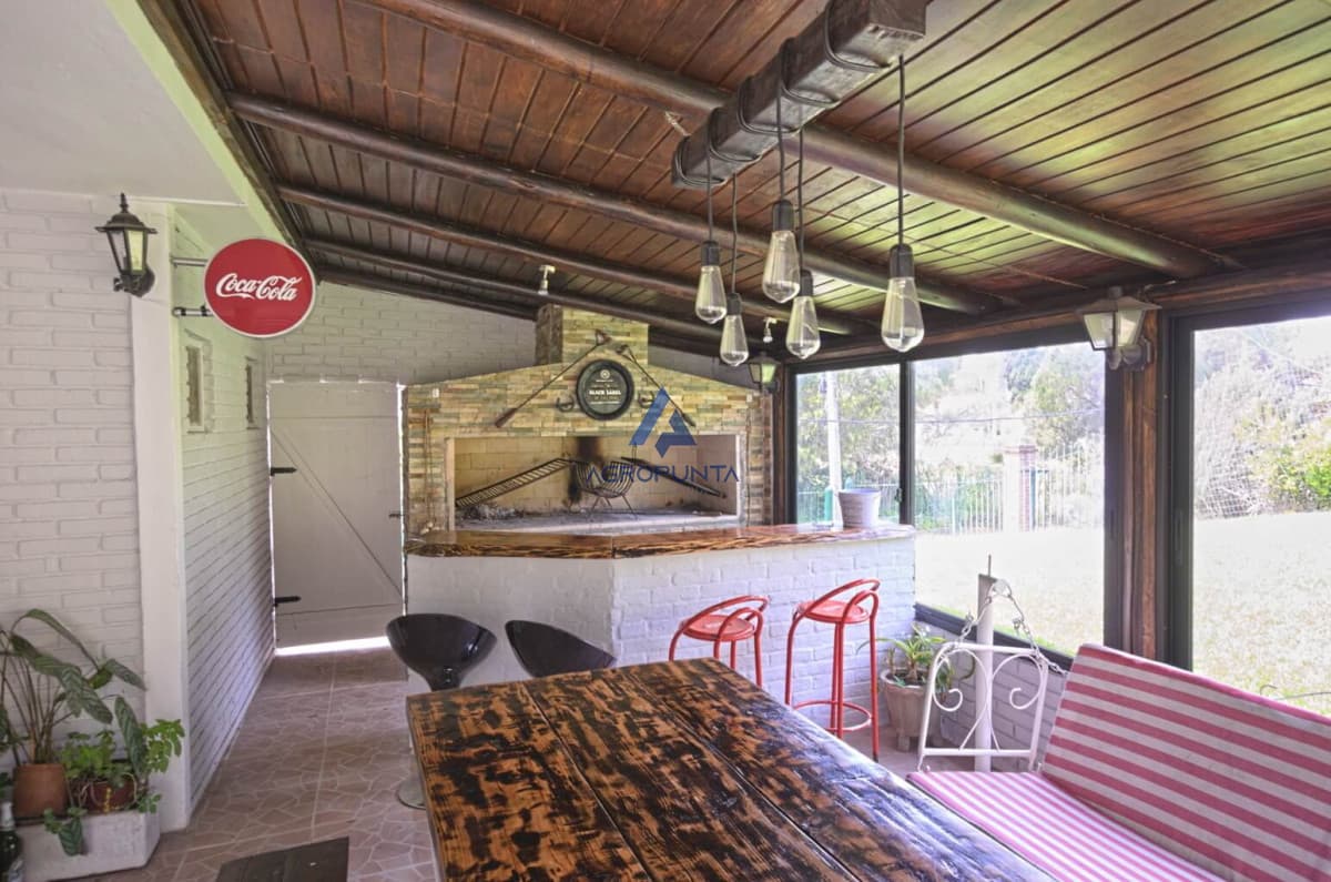 Casa en alquiler Punta del Este playa Mansa, 2 dormitorios y parrillero  -