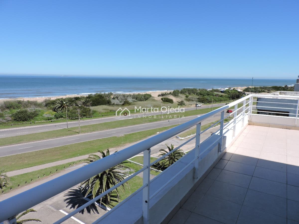 ALQUILER ANUAL . Amplio Pent House con magnífica vista   -