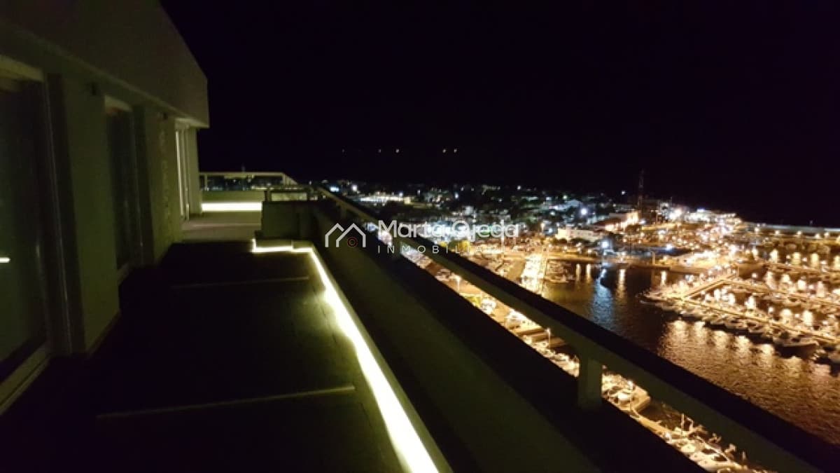 Apartamento ID.38241 - PRECIO ACTUALIZADO Apartamento con magnífica vista desde todos los ambientes al puerto , la Isla de Gorriti y la ciudad de Puntadeleste