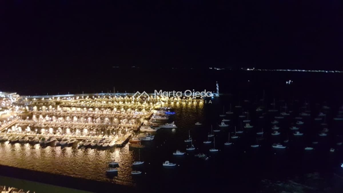 Apartamento ID.38241 - PRECIO ACTUALIZADO Apartamento con magnífica vista desde todos los ambientes al puerto , la Isla de Gorriti y la ciudad de Puntadeleste
