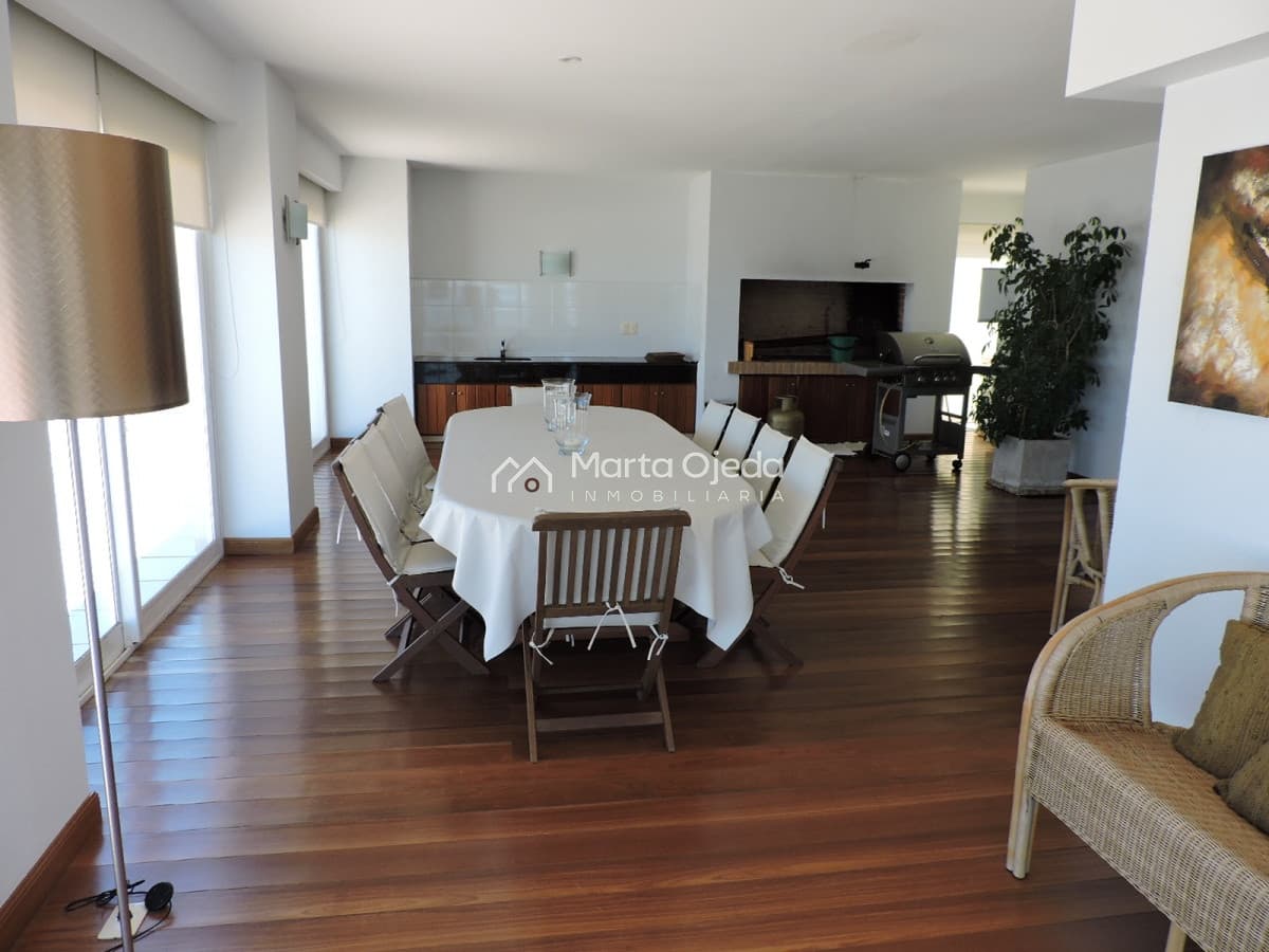 ALQUILER ANUAL . Amplio Pent House con magnífica vista   -