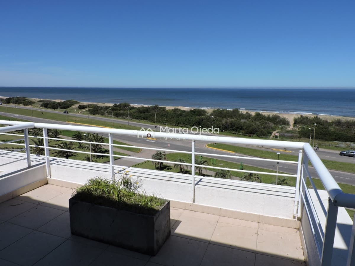 ALQUILER ANUAL . Amplio Pent House con magnífica vista   -