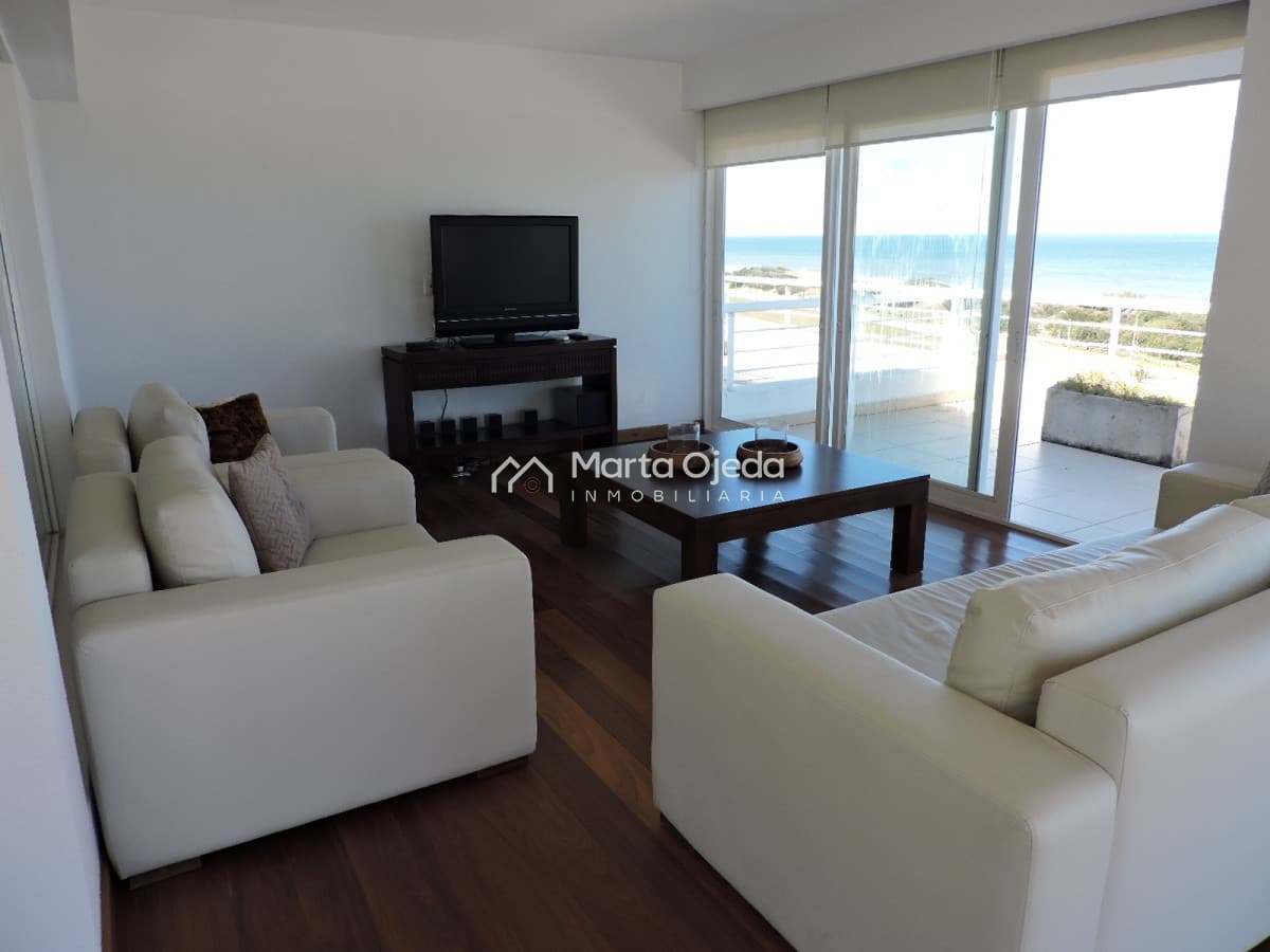 ALQUILER ANUAL . Amplio Pent House con magnífica vista   -