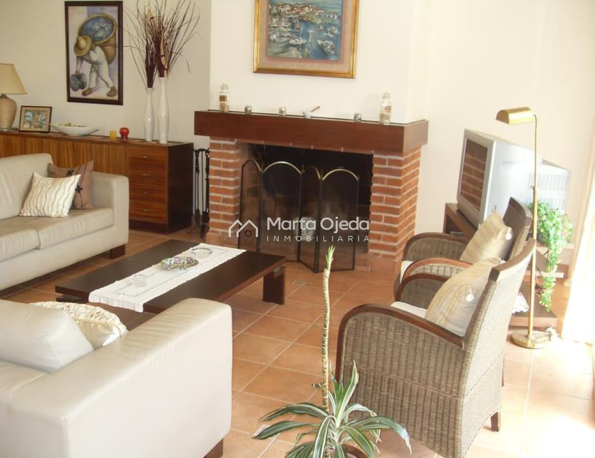 Amplia casa próxima al mar   -
