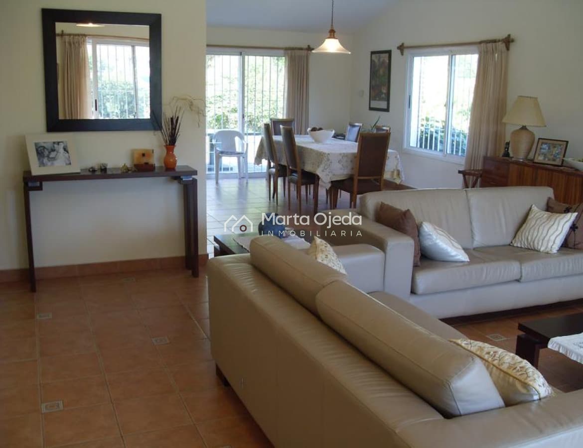 Amplia casa próxima al mar   -