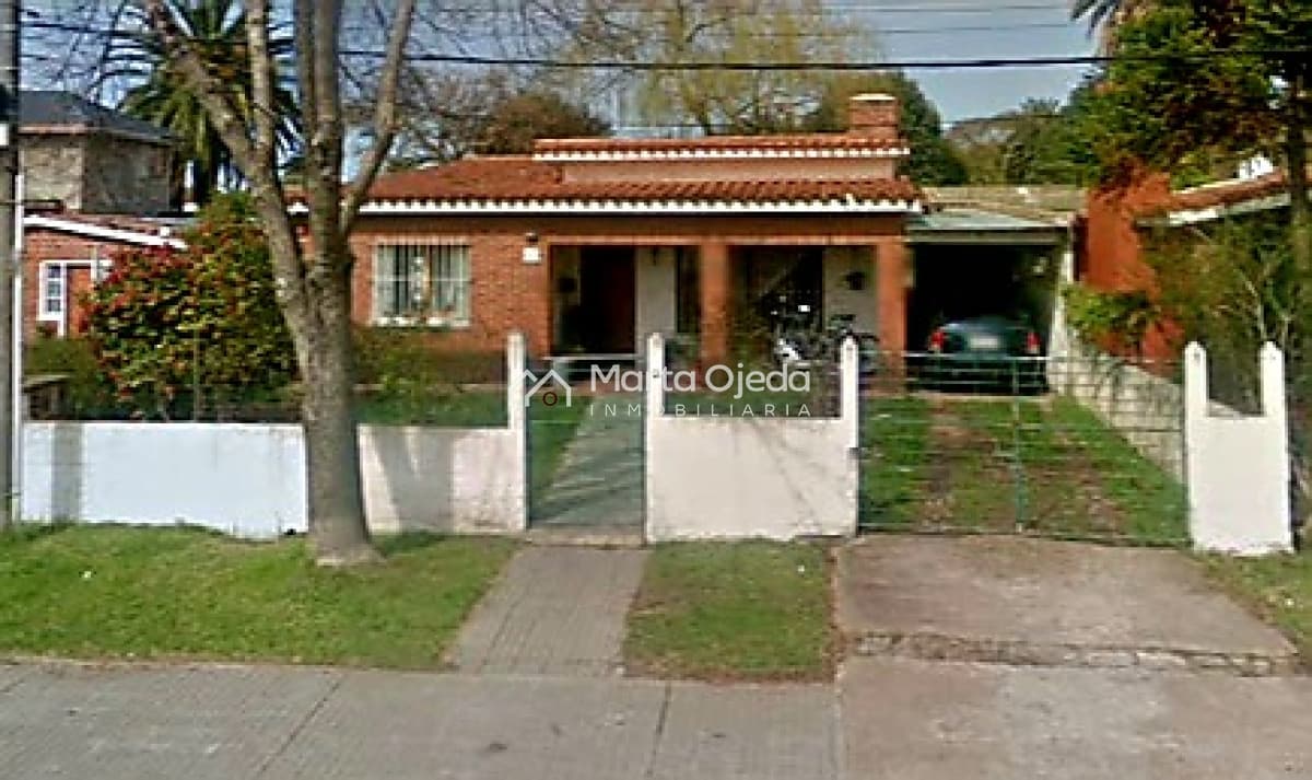 Casa ID.40660 - Casa a  solo 6 cuadras del centro , cuatro dormitorios y dos baños