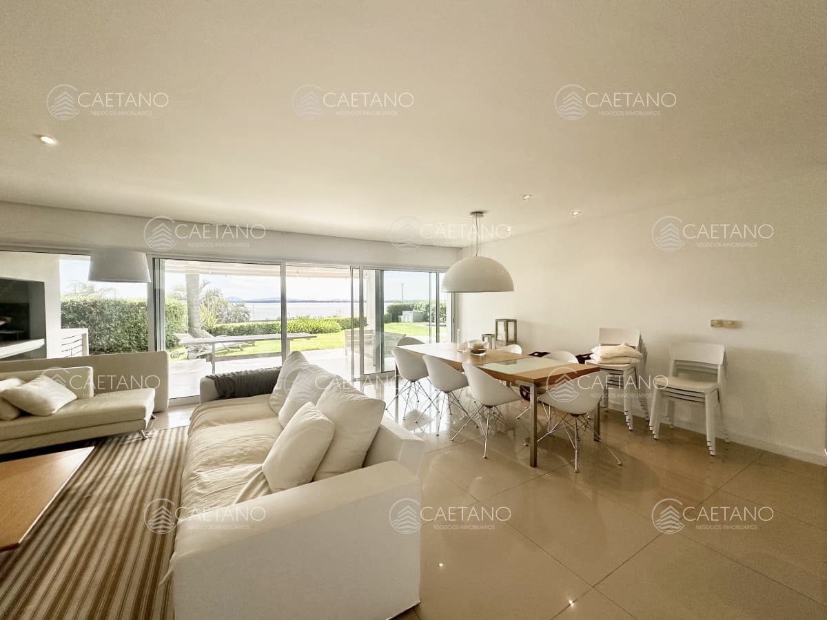 Venta Departamento - 3 Dormitorios - Parrillero jardín y pileta - Punta Ballena