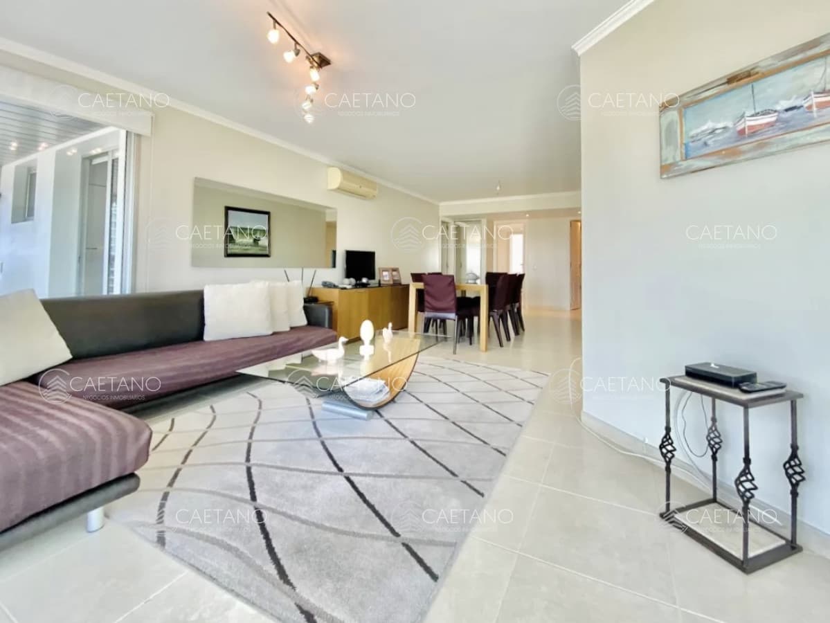 Apartamento en Venta de tres dormitorios, Punta del Este