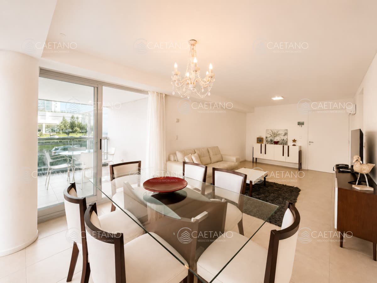 Venta apartamento tres dormitorios, Playa mansa. Punta del Este.