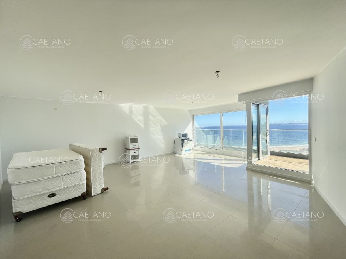 Venta apartamento. 3 Dormitorios. Playa mansa, Punta del Este.