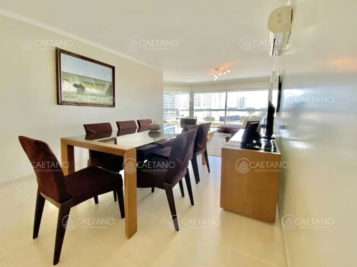 Apartamento en Venta de tres dormitorios, Punta del Este