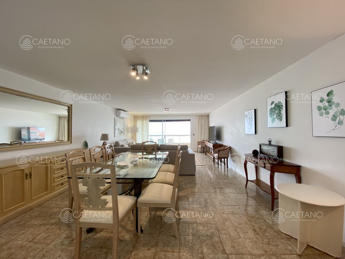 Venta apartamento 3 dormitorios. Playa mansa, Punta del Este.