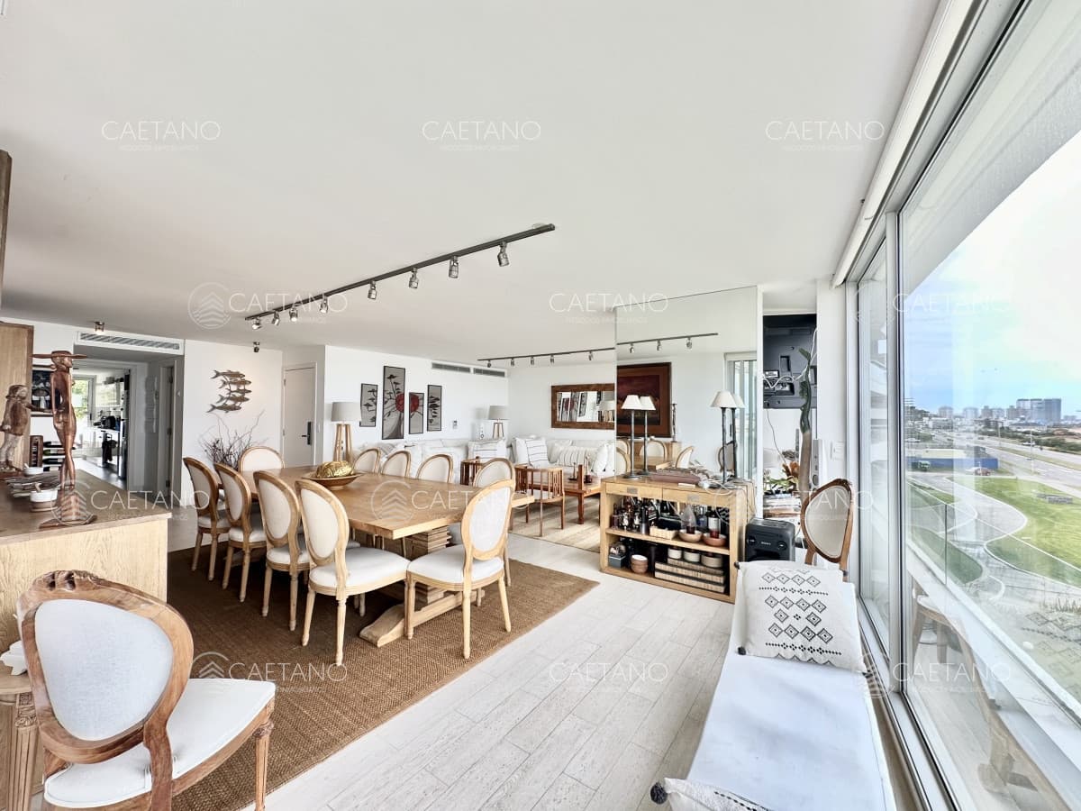 Venta Departamento Semi Piso - 5 Dormitorios + Servicio - Primera Linea Punta Del Este