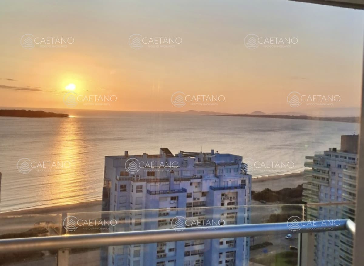 Venta apartamento en Punta del Este con espectacular vista al mar - Mansa. 3 dormitorios + dependencia de servicio