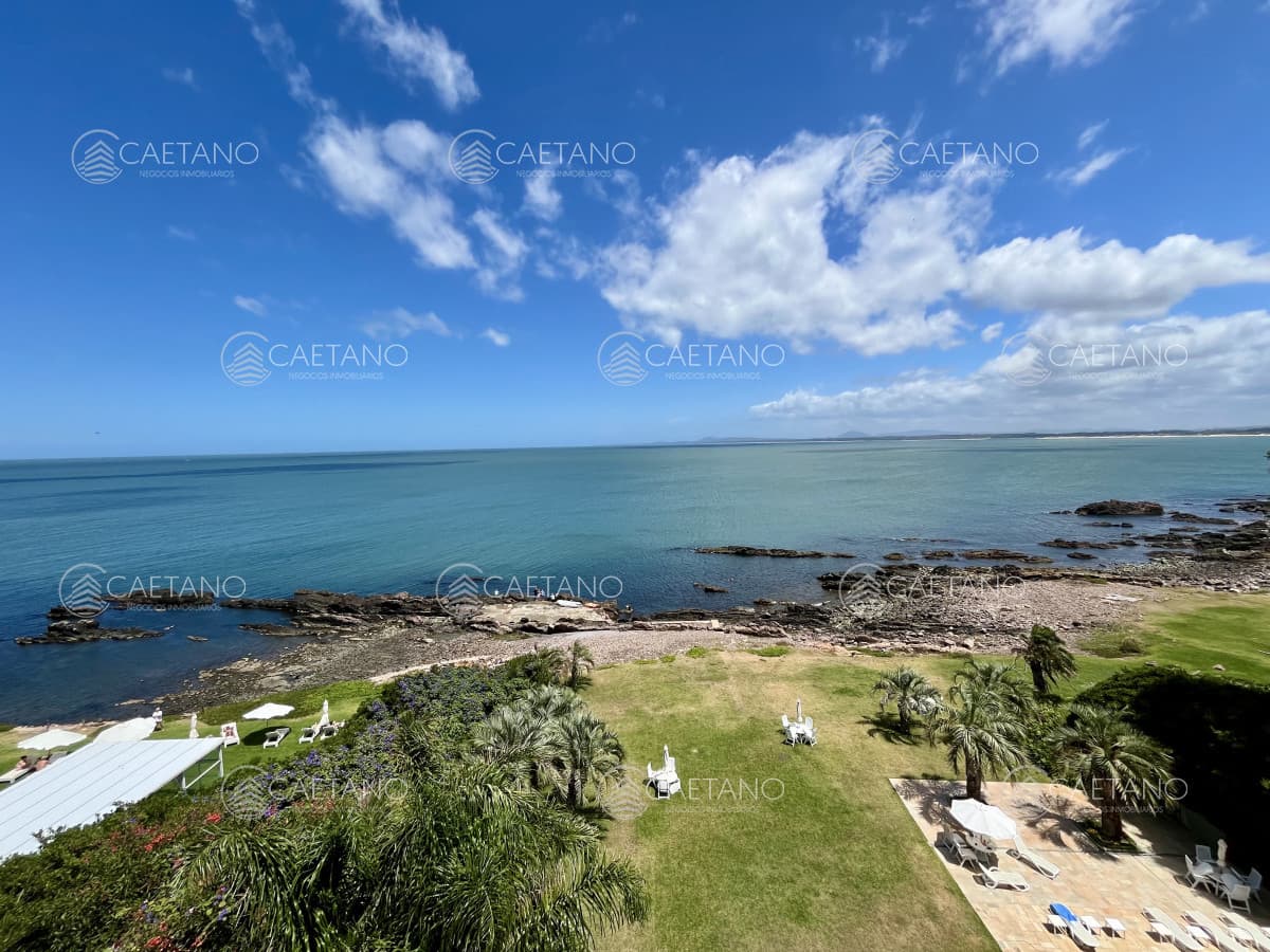 Apartamento en venta 3 dormitorios y dependencia en Punta Ballena