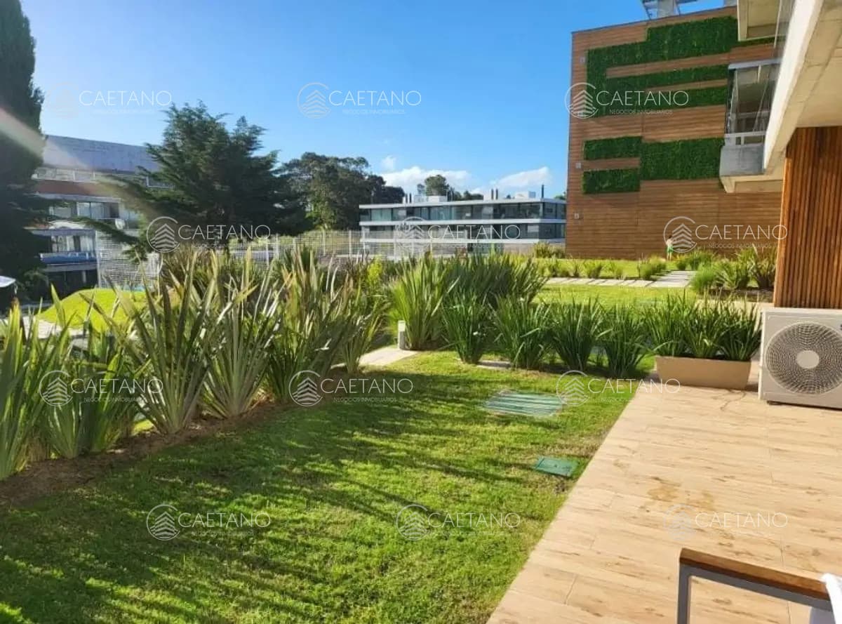Venta apartamento 2 dormitorios. Playa Mansa, Punta del Este.