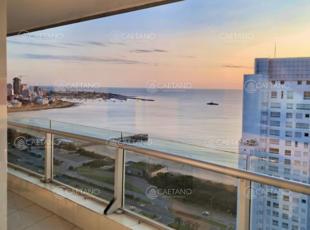Venta apartamento en Punta del Este con espectacular vista al mar - Mansa. 3 dormitorios + dependencia de servicio