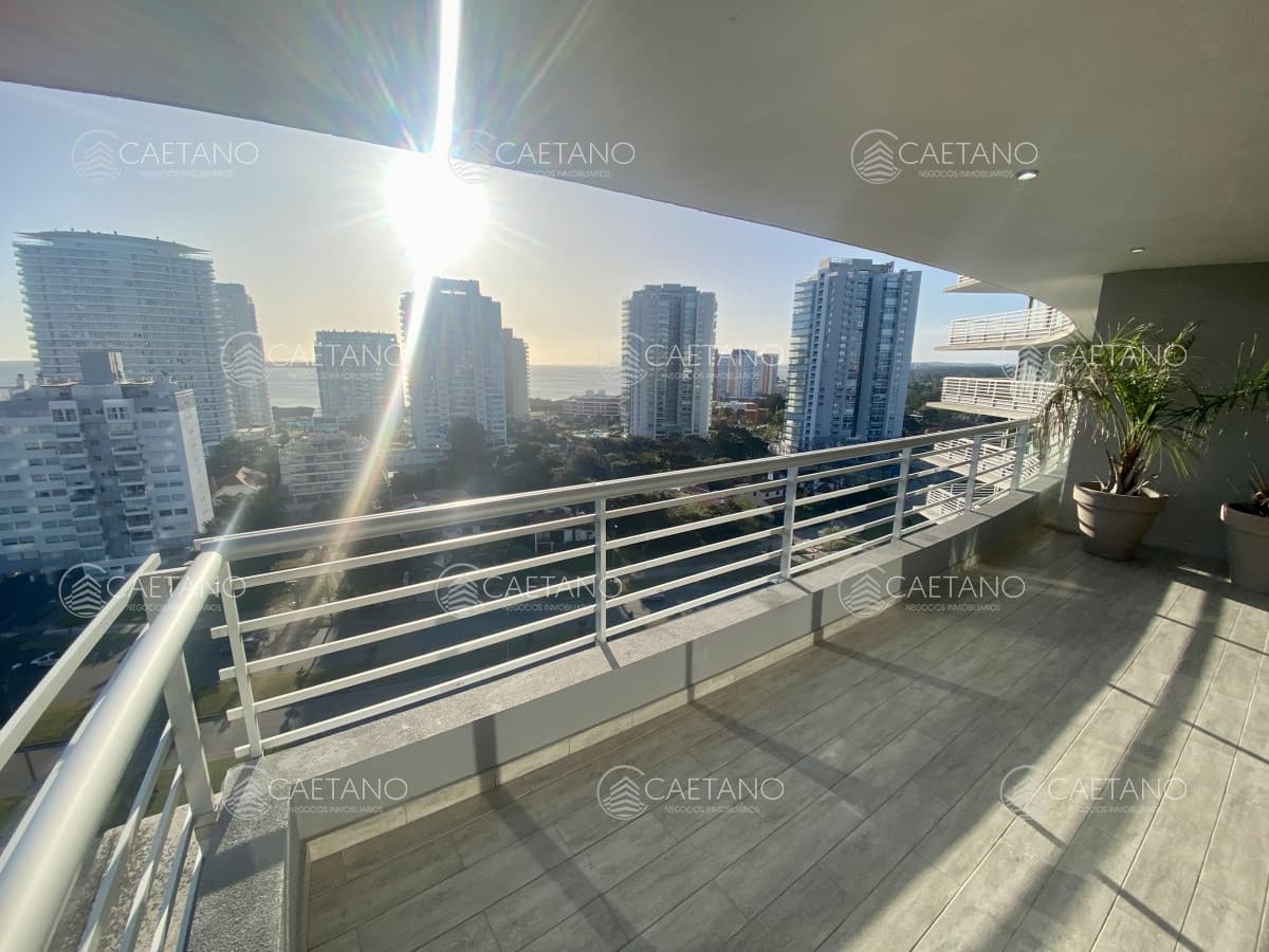 Venta apartamento 3 dormitorios. Playa mansa, Punta del Este