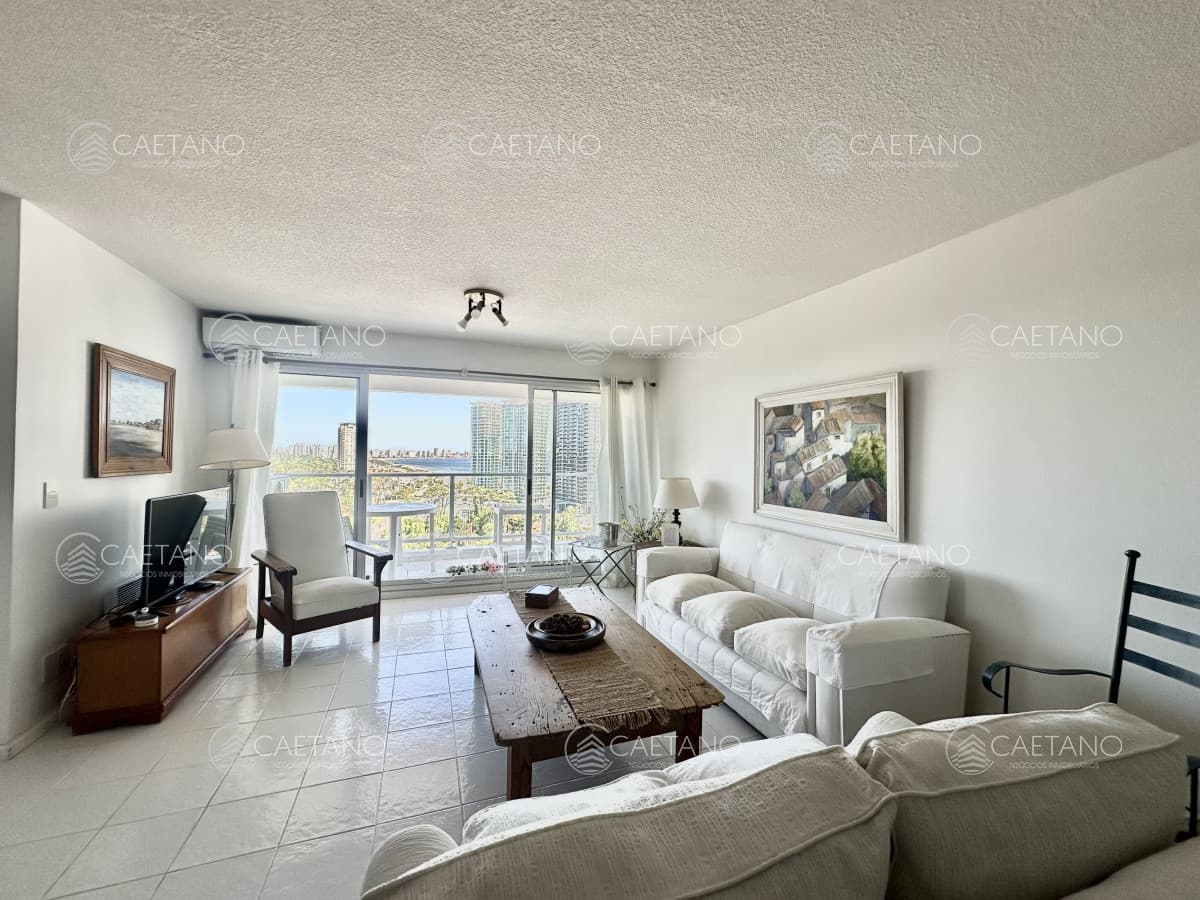Venta apartamento 3 dormitorios. Playa mansa, Punta del Este.