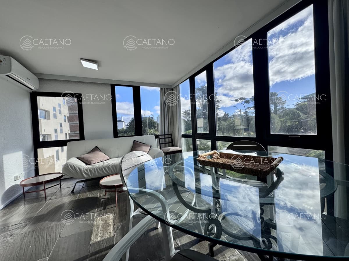 Venta apartamento de dos dormitorios, Playa Brava - Punta del Este