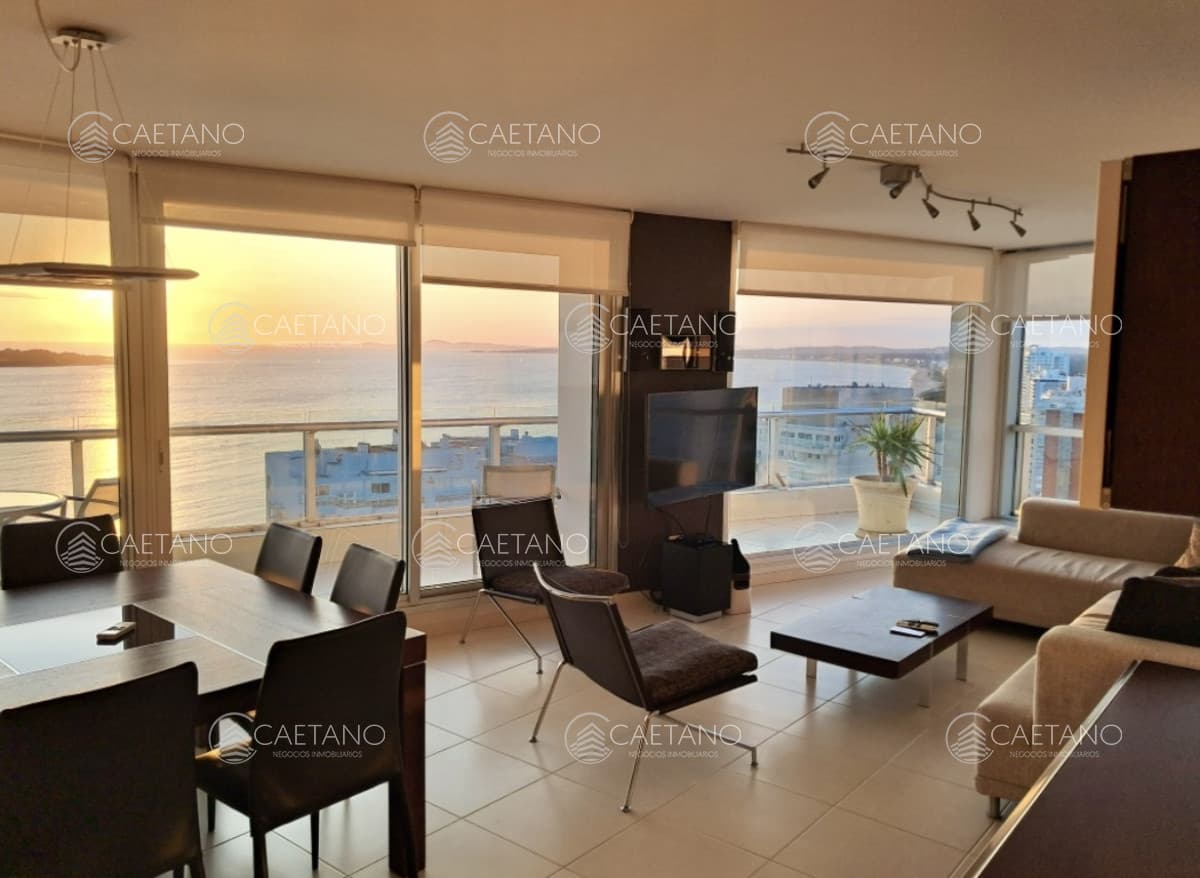 Venta apartamento en Punta del Este con espectacular vista al mar - Mansa. 3 dormitorios + dependencia de servicio