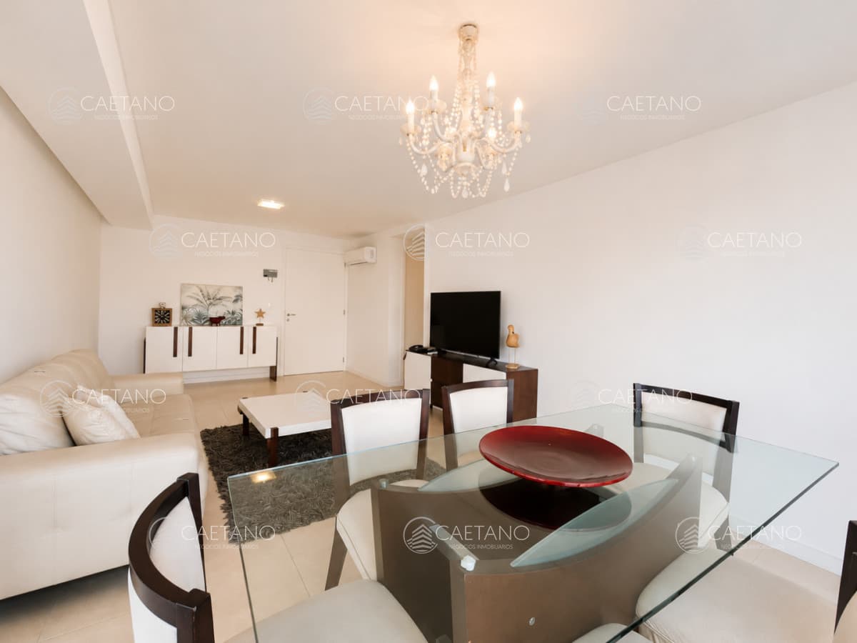 Venta apartamento tres dormitorios, Playa mansa. Punta del Este.