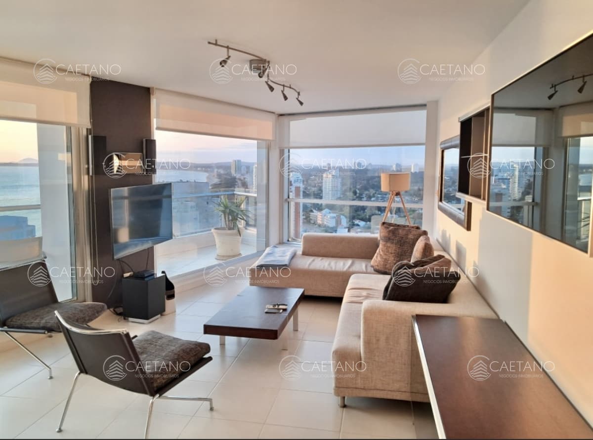 Venta apartamento en Punta del Este con espectacular vista al mar - Mansa. 3 dormitorios + dependencia de servicio