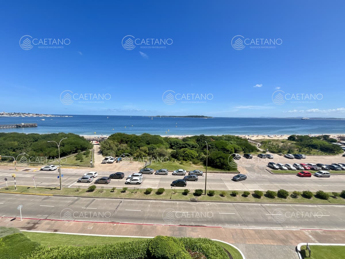 Venta apartamento 2 dormitorios. Playa mansa, Punta del Este.