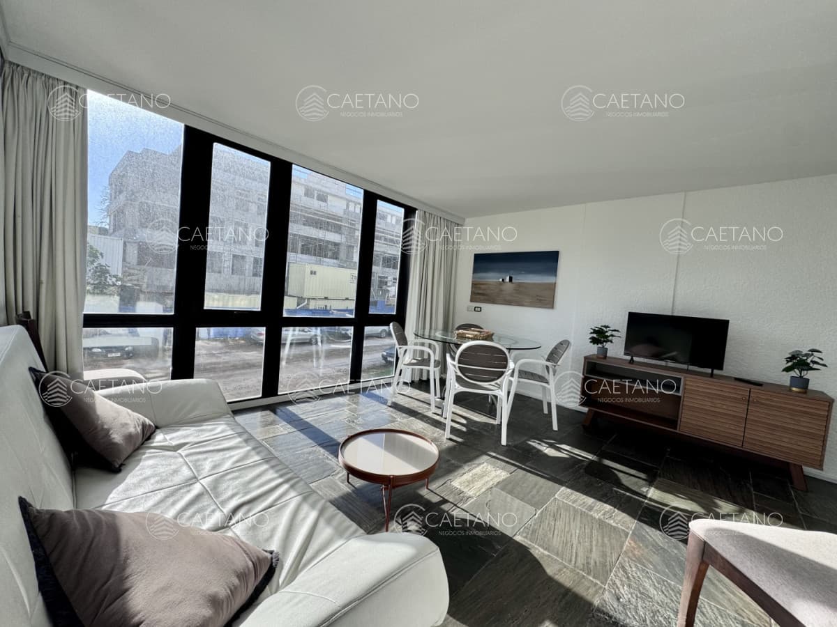 Venta apartamento de dos dormitorios, Playa Brava - Punta del Este