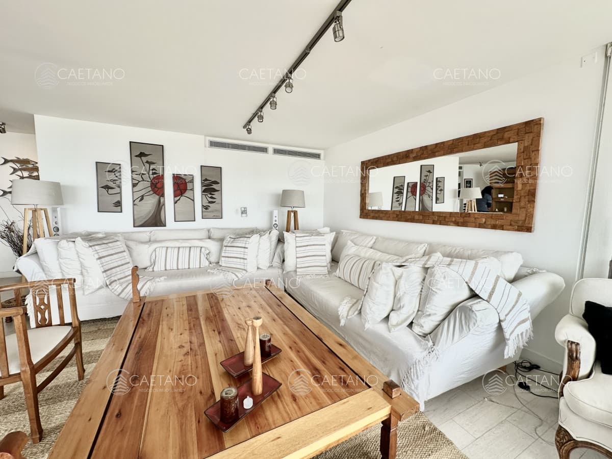 Venta Departamento Semi Piso - 5 Dormitorios + Servicio - Primera Linea Punta Del Este
