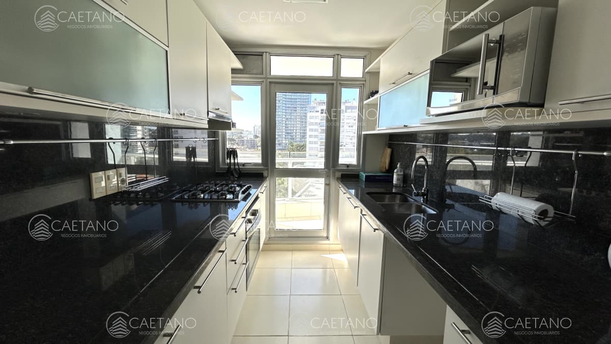 Venta apartamento 3 dormitorios. Playa mansa, Punta del Este.