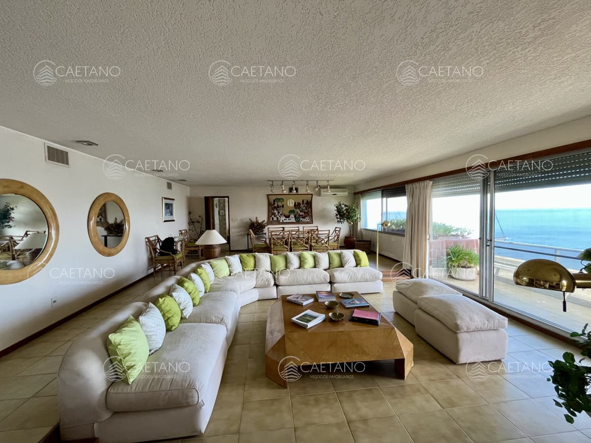 Apartamento en venta 3 dormitorios y dependencia en Punta Ballena
