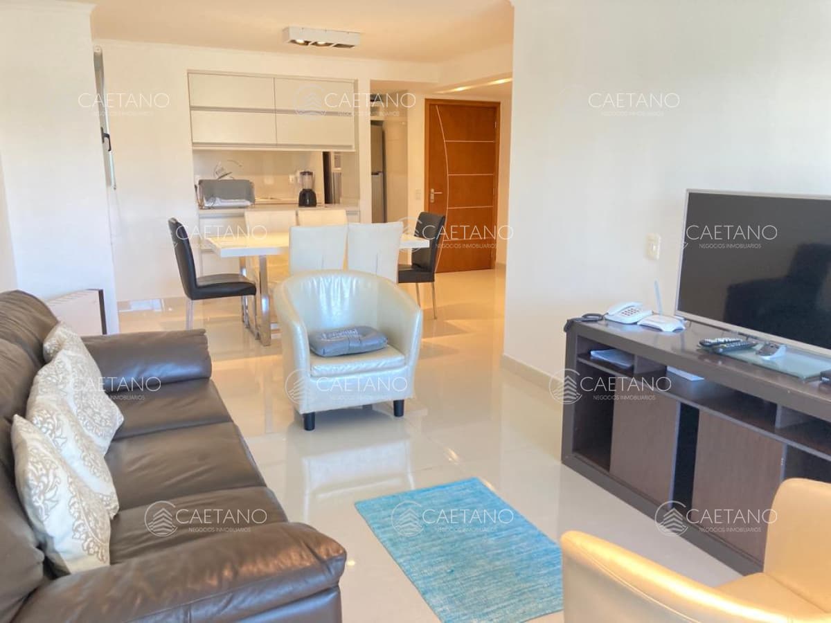 Venta de apartamento 2 dormitorios, a 100 metros del mar, playa Mansa