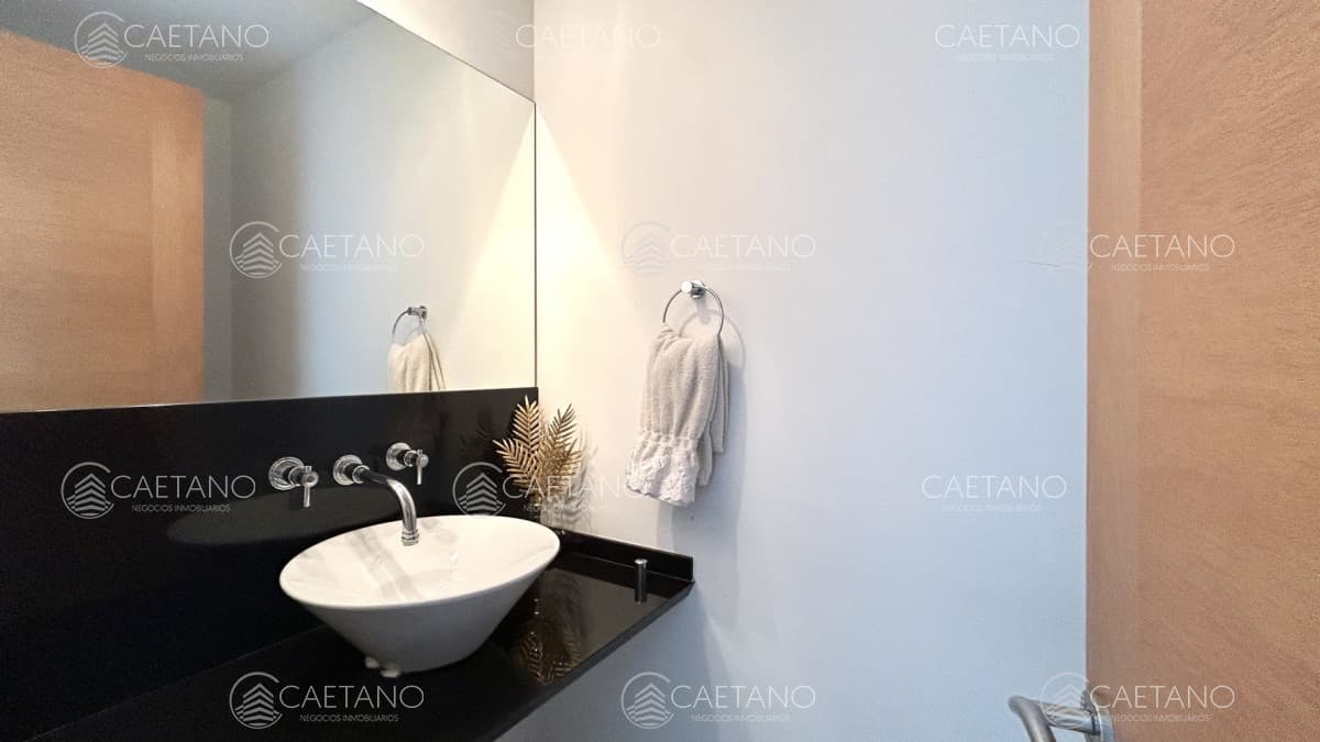 Venta apartamento 3 dormitorios. Playa mansa, Punta del Este.