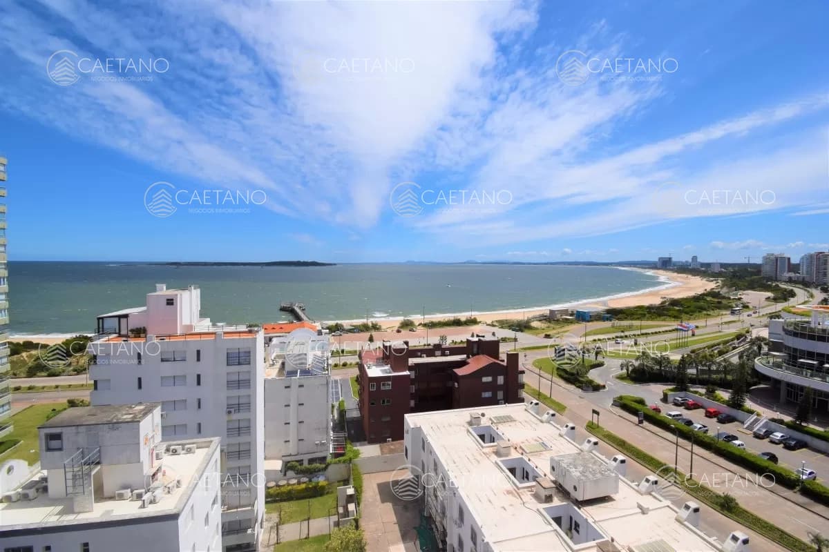 Venta apartamento. 3 Dormitorios. Playa mansa, Punta del Este.